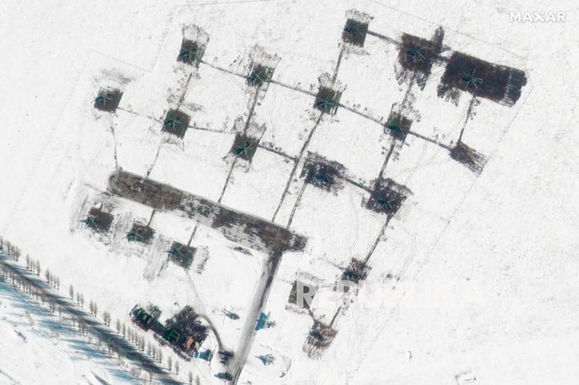 Citra satelit yang disediakan oleh Maxar Technologies menunjukkan unit helikopter di Belgorod, Rusia, di sebelah timur perbatasan dengan Ukraina.