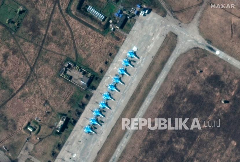  Citra satelit yang disediakan oleh Maxar Technologies menunjukkan tampilan lebih dekat dari penempatan pesawat tempur Su-34 baru di Pangkalan Udara Primorsko Akhtarsk, Krasnodar Krai, Rusia, di selatan perbatasan dengan Ukraina. 