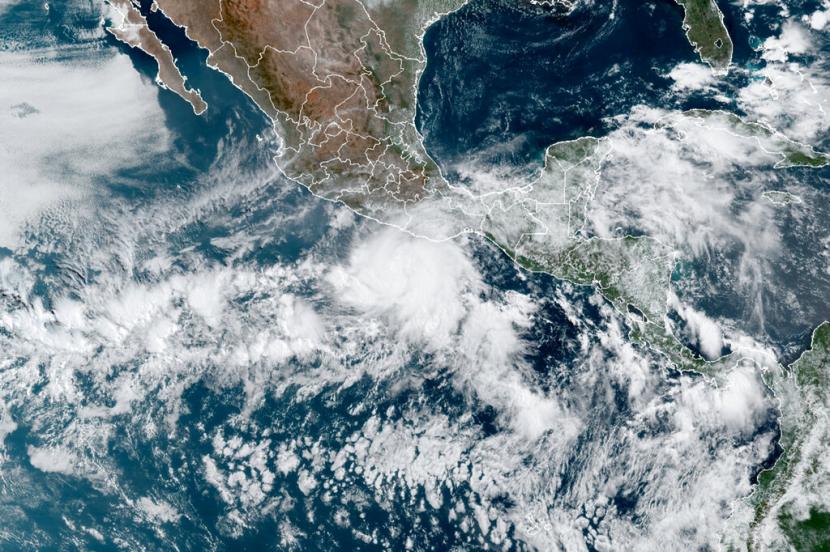 Citra satelit yang disediakan oleh NOAA ini menunjukkan Badai Agatha, tengah, di lepas pantai Pasifik Meksiko pada Minggu, 29 Mei 2022, pukul 11:20 EDT.