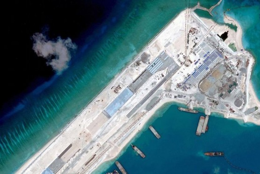 Citra satelit pada April 2015 menunjukkan landasan udara yang sedang dibangun di Karang Fiery Cross, Laut Cina Selatan.