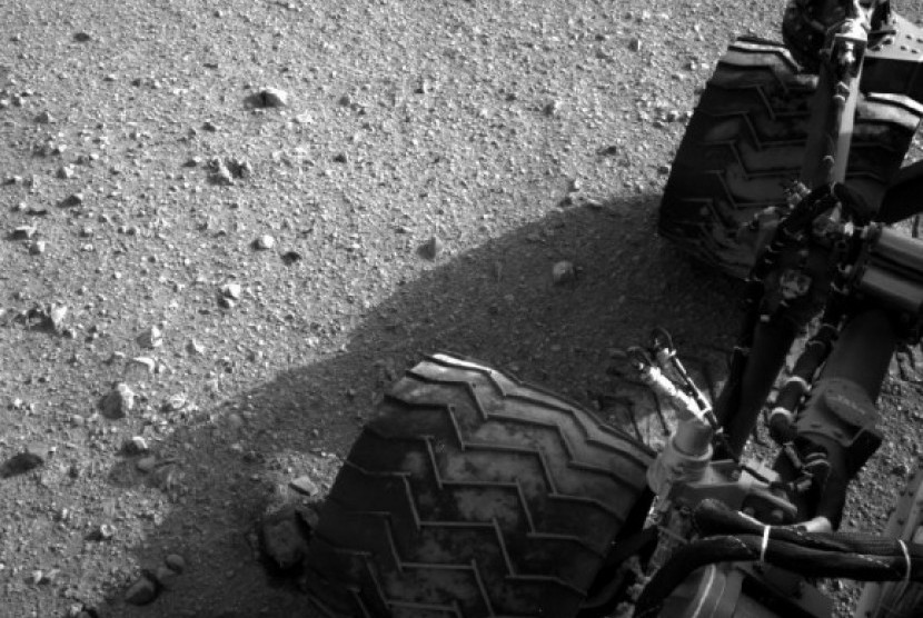Citra yang dikirim Curiosity dari permukaan Mars