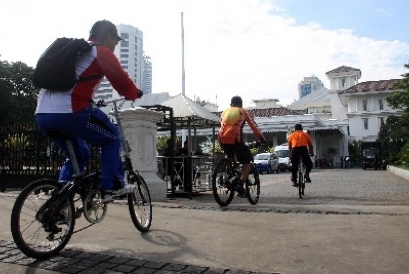 Civil servants of Special Province of Jakarta go to their office by bicycles on the first Friday every month. Civil servants of Samarinda will follow suit starting in March. (File photo)