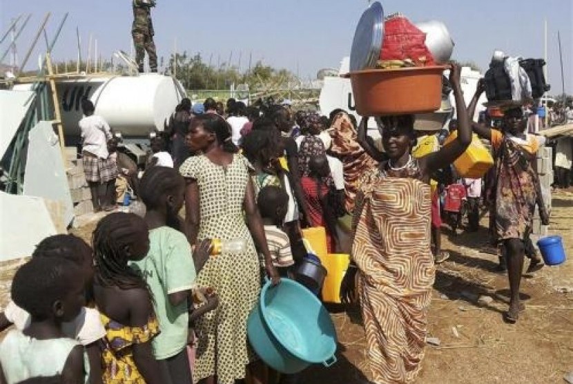 Masyarakat Sudan Selatan di penampungan misi PBB di sana (UNMISS) di Juba, 17 Desember 2013.