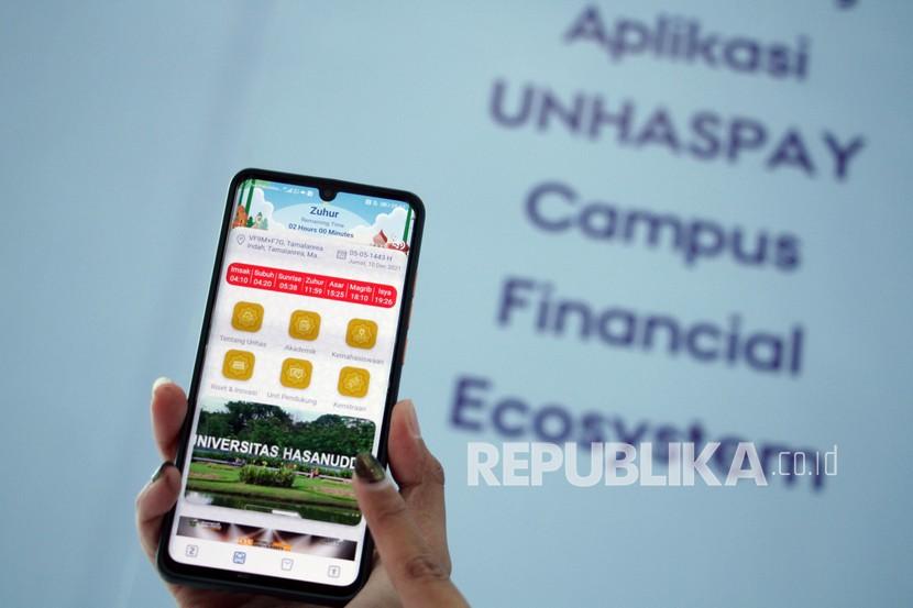 Civitas academica Universitas Hasanuddin menunjukkan aplikasi Unhaspay melalui telepon genggam. Unhas perlahan mulai menerapkan pembayaran non-tunai untuk menghindari penyelewengan dan korupsi.