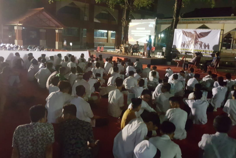 Civitas akademi UIA menggelar nonton bareng Film G30S/PKI. 