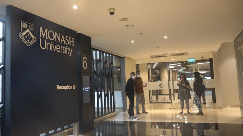 Civitas akademika Monash University saat berada di gedung kampus yang terletak di  Green Office 9 Building, BSD, Kabupaten Tangerang.
