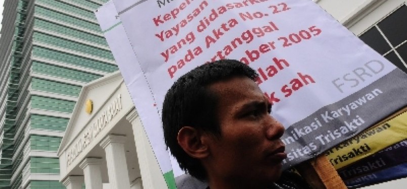 Civitas Universitas Trisakti berunjuk rasa di depan Pengadilan Negeri (PN) Jakarta Barat, Senin (27/2). Mereka menolak eksekusi yang akan dilakukan PN Barat pada Rabu (29/2).