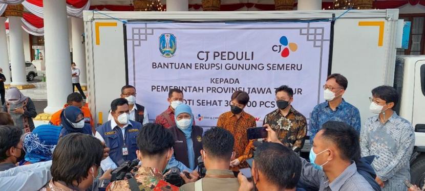 CJ Indonesia saat menyerahkan bantuan secara simbolis untuk korban erupsi Gunung Semeru, Kamis (16/12).