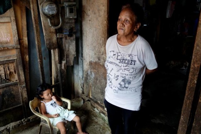Clarita Alia (62 tahun) di rumahnya saat berbicara mengenai empat anak lelakinya yang tewas dieksekusi pasukan pembunuh di Davao, Filipina, 14 Mei 2016.