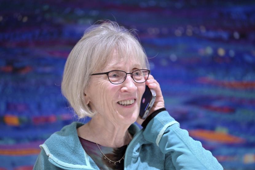 Claudia Goldin berbicara kepada seorang reporter di telepon di rumahnya di Cambridge, setelah mengetahui bahwa ia menerima Hadiah Nobel di bidang Ekonomi, Senin, 9 Oktober 2023.