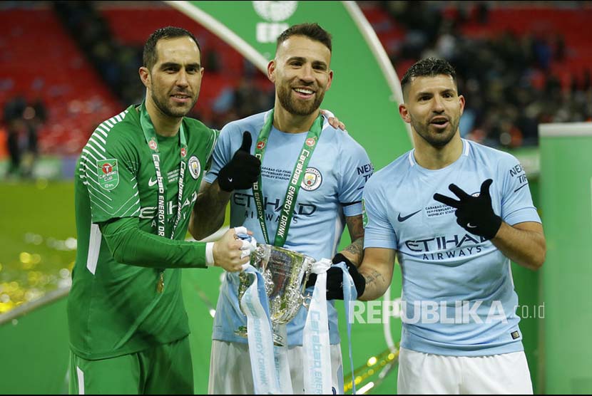 Claudio Bravo, Nicolas Otamendi, dan Sergio Aguero berfoto piala Liga Inggris di Wembley stadium, London, Senin (26/2) dini hari.