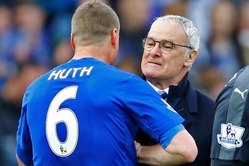Claudio Ranieri (kanan) menyalami bek Leicester City Robert Huth.