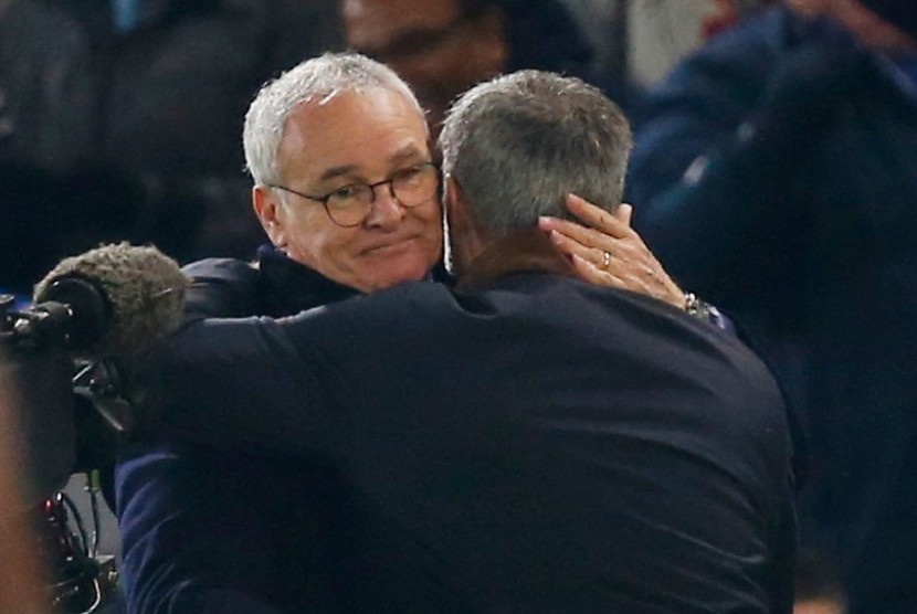 Claudio Ranieri (kiri) memeluk Jose Mourinho