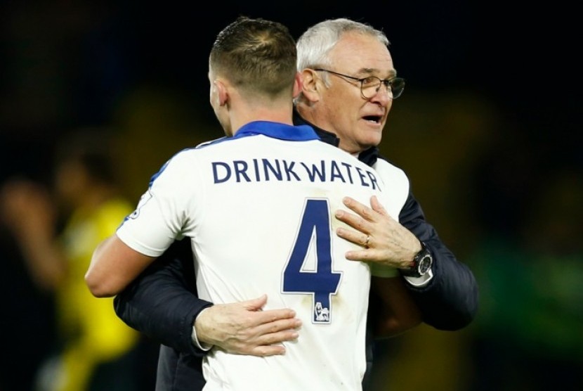 Claudio Ranieri memeluk pemain Leicester City Dani Drinkwater.