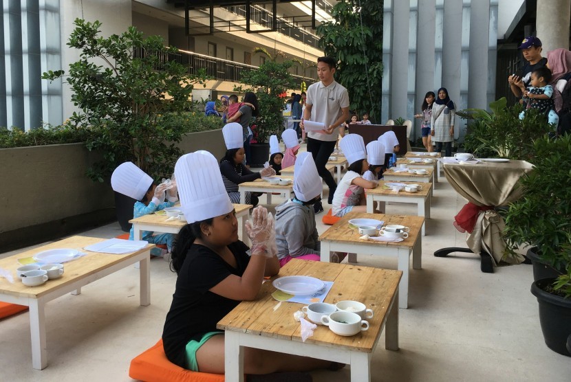 Clove Garden Hotel Bandung menggelar Cooking Class dalam rangka peringatan Hari Anak, belum lama ini.