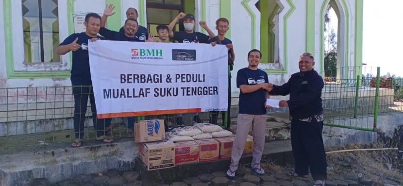Club Innova Jawa Timur menggelar konvoi touring ke puncak B29 Senduro, Lumajang yang dilanjutkan dengan aksi sosial berbagi dan peduli bersama Muallaf Suku Tengger, Sabtu (8/8).