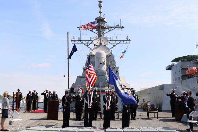 Cmdr. Sam T. Sareini disalurkan ke kapal sebelum upacara pergantian komando kapal perusak rudal kelas Arleigh Burke USS Nitze. Sareini merasa lega oleh Cmdr. Donald J. Curran III selama upacara. 