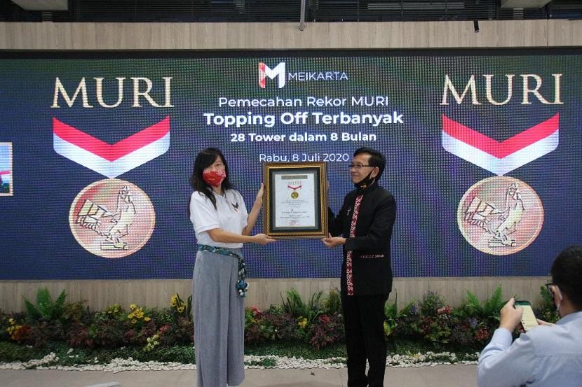 CMO Meikarta Lilies Surjono (kiri) menerima penghargaan dari Senior Manager MURI Jusuf Ngadri di District 1 Meikarta, Cikarang, Bekasi (8/7). Penghargaan yang diterima berupa Topping-Off terbanyak yakni 28 tower dalam waktu kurang dari setahun.