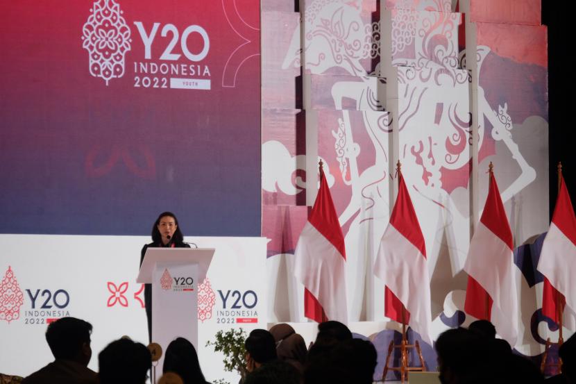 Co-Chair Y20 Indonesia 2022 Rahayu Saraswati Djojohadikusumo berpidato pada pembukaan Gaung Muda Youth 20 atau Y20 Indonesia di Solo, Jawa Tengah, Jumat (28/10/2022). Acara yang bertepatan dengan Hari Sumpah Pemuda tersebut dihadiri oleh perwakilan pemuda dari berbagai daerah Indonesia. 