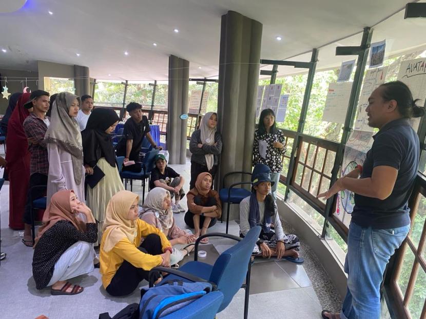 Co-Founder Aktivasia, Rubby Emir (kanan) saat mengisi materi di depan para peserta event Bengkel Hijrah Iklim (BHI) 2.0 di Yogyakarta, Rabu (6/12/2023).