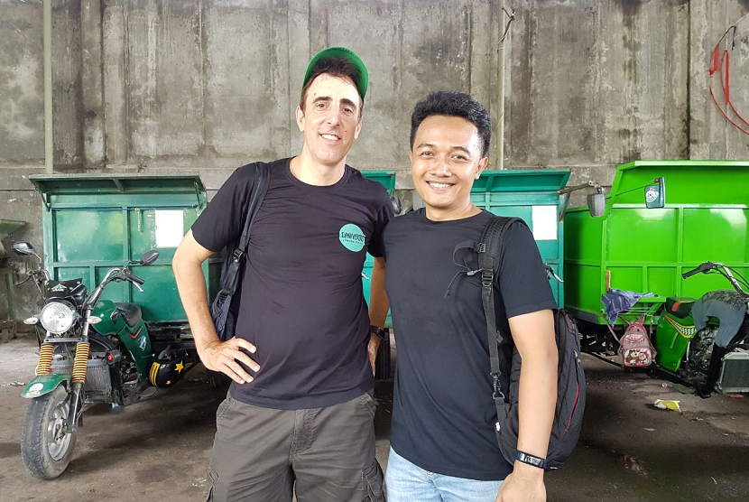 Co-founder & Chief Technology Officer (CTO) Gringgo Febriadi Pratama dan Co-founder Gringgo Olivier Pouillon di tempat pengelolaan sampah 'Depo Cemara', Sanur, Bali. 