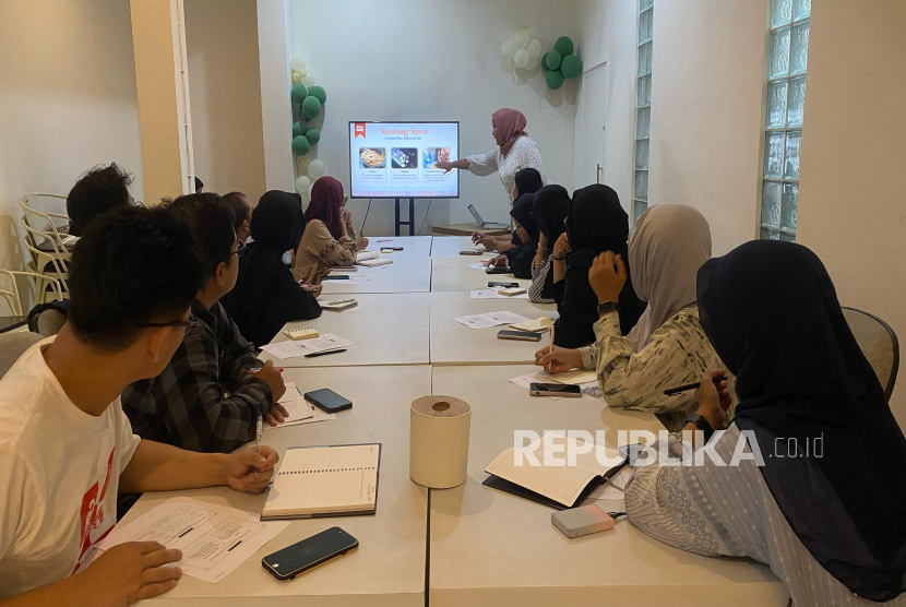 Co-founder Dje Djak Rasa, Annisa Rizki Astanti terlihat memberikan penjelasan kepada para peserta Akademi Rasa Kelas Gastro-Storytelling #Vol.5 di Kantor Nutrihub Jogja, Ahad (9/3/2025). Akademi Rasa merupakan bagian dari event Gelora Rasa Ramadhan 2025 yang digelar Dje Djak Rasa berkolaborasi dengan Republika.