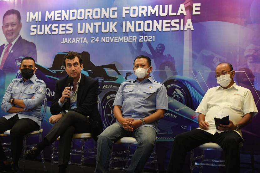 Co-Founder Formula E Alberto Longo (kedua kiri) bersama Ketua Umum Ikatan Motor Indonesia (IMI) Bambang Soesatyo (kedua kanan), Direktur Utama PT Jakarta Propertindo (Jakpro) Widi Amanasto (kanan) dan Sekjen IMI Syahroni (kiri) menggelar konferensi pers terkait kesiapan perhelatan Jakarta E-Prix 2022 di Jakarta, Rabu (24/11/2021). Dalam konferensi pers tersebut disebutkan ada lima alternatif pilihan lintasan balap Formula E 2022 di Jakarta yakni di kawasan Sudirman, Pantai Indah Kapuk (PIK), Jakarta Internasional Stadium (JIS), JIEXPO Kemayoran dan Ancol.