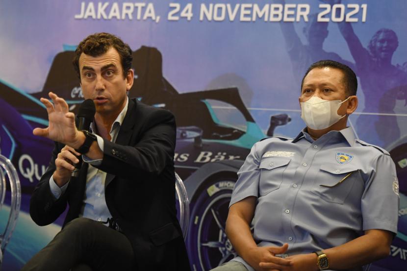 Co-Founder Formula E Alberto Longo (kiri) bersama Ketua Umum Ikatan Motor Indonesia (IMI) Bambang Soesatyo menggelar konferensi pers terkait kesiapan perhelatan Jakarta E-Prix 2022 di Jakarta, Rabu (24/11/2021). Dalam konferensi pers tersebut disebutkan ada lima alternatif pilihan lintasan balap Formula E 2022 di Jakarta yakni di kawasan Sudirman, Pantai Indah Kapuk (PIK), Jakarta Internasional Stadium (JIS), JIEXPO Kemayoran dan Ancol.