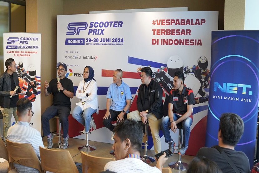 Co Founder sekaligus Project Director Scooter Prix, Priambodo Soesatyo (kedua dari kiri), Brand Manager Pertamina Andar Titi Lestari (tengah), Perwakilan IMI dan mantan pembalap nasional, Ahmad Jayadi (ketiga kanan), dalam konferensi pers Scooter Prix 2024, di Jakarta, Kamis (6/6/2024).