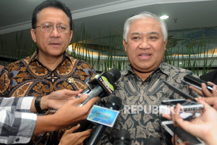 Co-President of RfP dan Chairman of CDCC Din Syamsuddin (kanan) bersama Ketua DPD RI Irman Gusman (kiri) menjawab pertanyaan wartawan terkait dengan peristiwa meledaknya bom di Sarinah Jakarta, disela acara kunjungan peserta konsultasi Internasional tentan