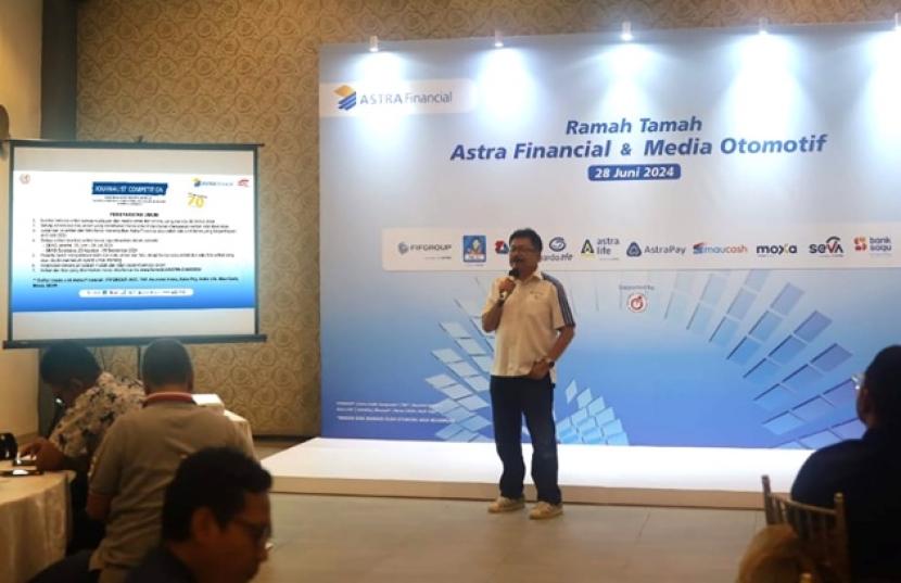 Co-Project Director Astra Financial GIIAS 2024, Yulian Warman saat ramah tamah bersama Forum Wartawan Otomotif Indonesia mengajak rekan-rekan jurnalis mengikuti lomba jurnalistik selama perhelatan GIIAS 2024 di Jakarta, Jumat (28/06/2024).