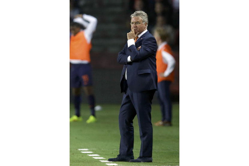 Coach Guus Hiddink of the Netherlands reacts during the Euro 2016 qualifying soccer match against the Czech Republic in Prague September 9, 2014.