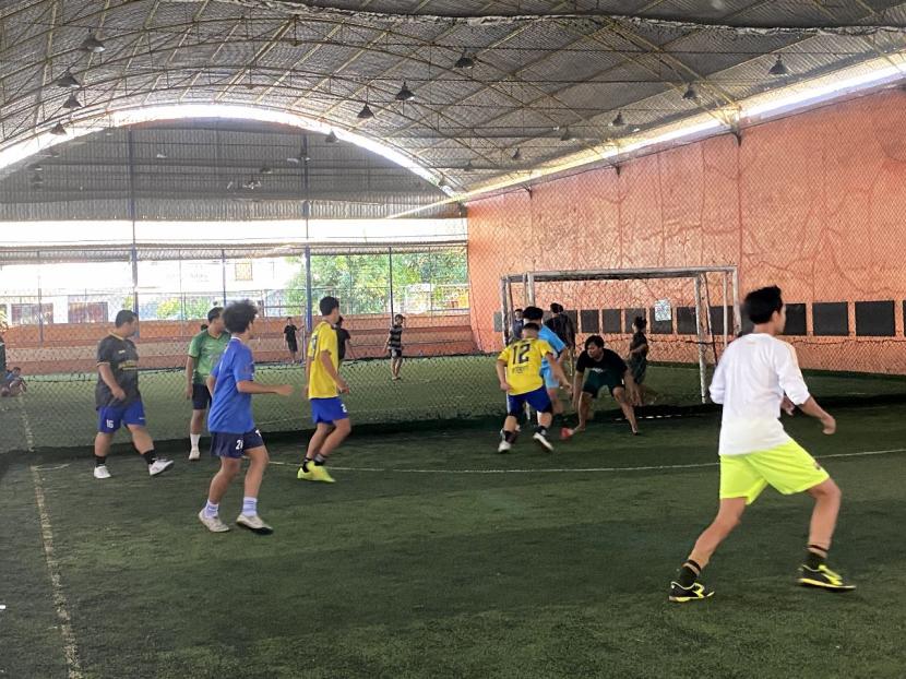 Coaching Clinic Futsal sekaligus pertandingan antar-tim bersama komunitas futsal di Cirebon, Jawa Barat. 