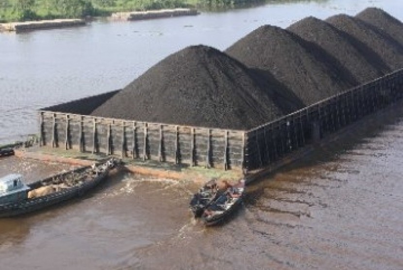 Coal is being stocked in Sungai Barito, Banjarmasin, South Kalimantan (illustration).