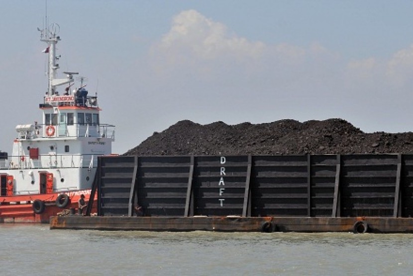 Coal shipment in Gresik, East Java (illustration)  