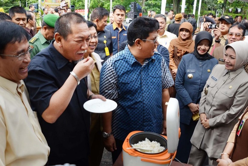 Coba Beras Raskin: Wakil Gubernur Jabar, Deddy Mizwar mencoba beras raskin usai melepas truk Pendistribusian Beras Rakin 2014 di halaman belakang Gedung Sate, Kota Bandung, Rabu (22/1). Diharapkan program raskin di 2014 bisa berjalan lebih baik dan mampu t