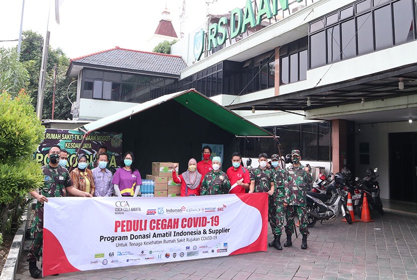 Coca-Cola Amatil Indonesia (Amatil Indonesia) bersama dengan 70 mitra menyerahkan lebih dari 13 ribu paket produk minuman ke berbagai Rumah Sakit Rujukan Covid-19 di wilayah operasional perusahaan di Indonesia.