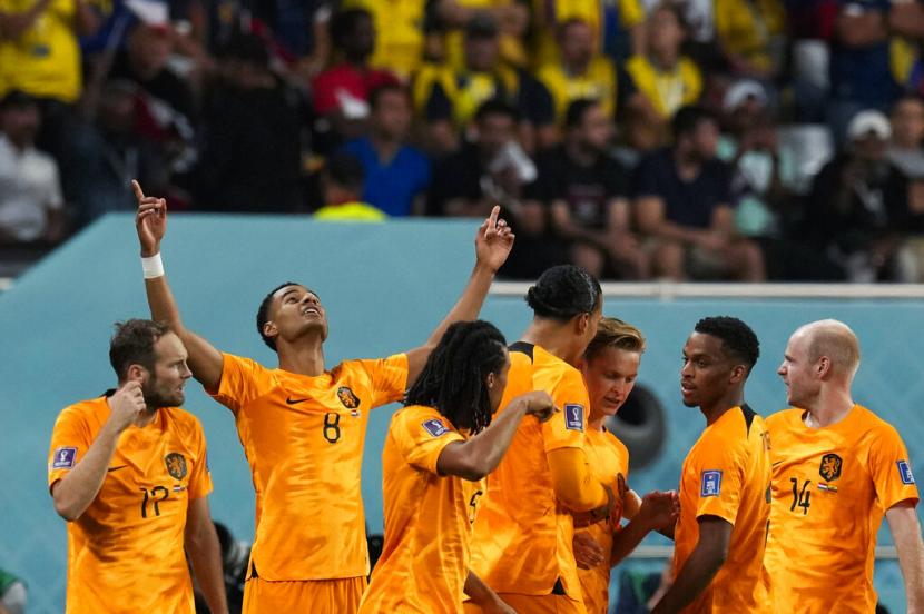 Cody Gakpo dari Belanda (kedua kiri) merayakan setelah mencetak gol pembuka selama pertandingan sepak bola grup A Piala Dunia antara Belanda dan Ekuador, di Stadion Internasional Khalifa di Doha, Qatar, Jumat, 25 November 2022.