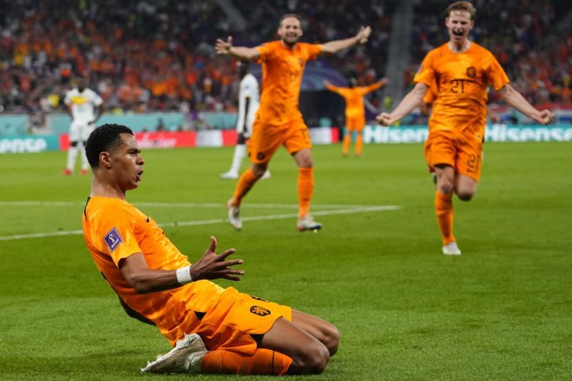  Cody Gakpo dari Belanda merayakan gol pembuka selama Piala Dunia, pertandingan sepak bola grup A antara Senegal dan Belanda di Stadion Al Thumama di Doha, Qatar, Senin, 21 November 2022.