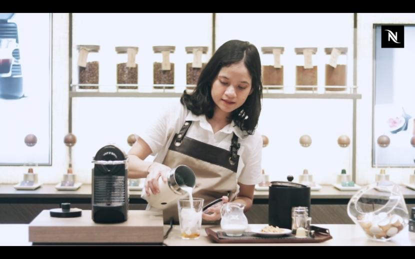 Coffee master Nespresso Indonesia, Febi Amelia saat meracik varian baru Nespresso.