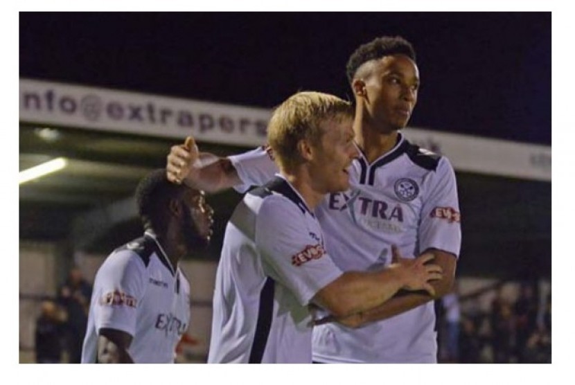 Cohen Bramall (kanan)