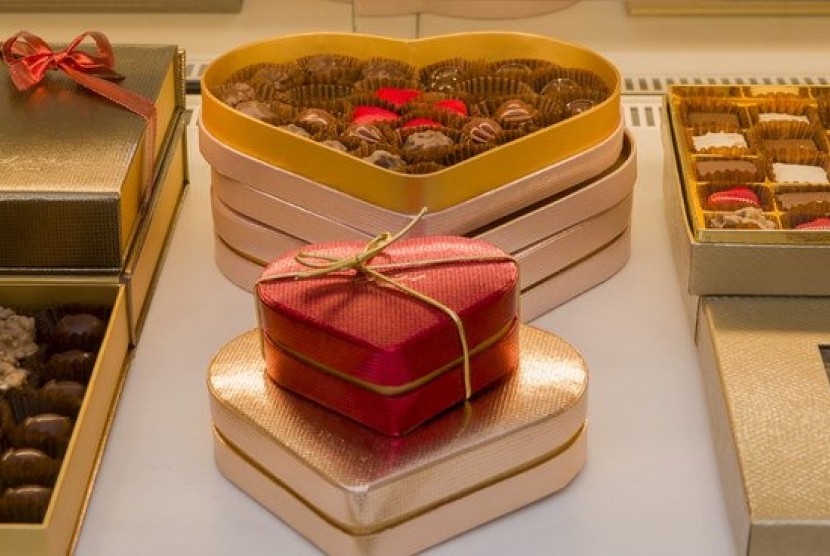 Hari Valentine di Saudi, dari Haram Hingga Kini Populer. Cokelat berbentuk hati dan bunga dipajang di sejumlah toko menyambut Hari Valentine di Arab Saudi.
