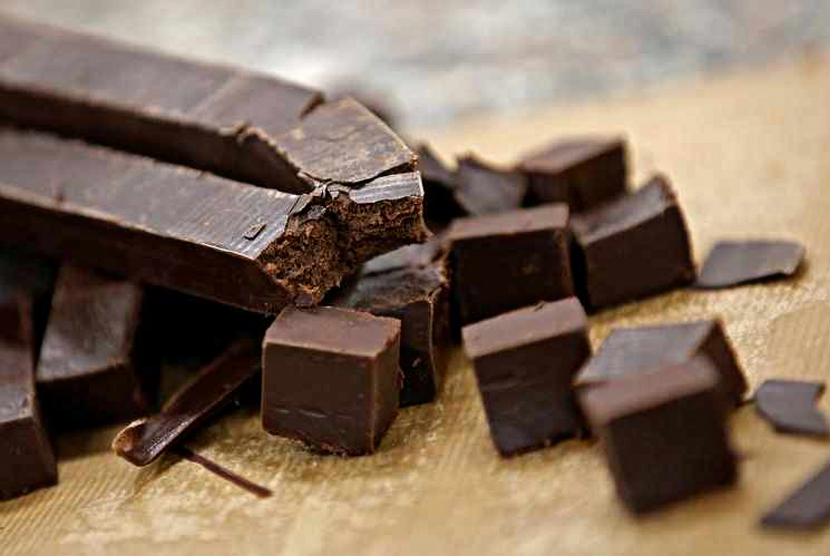Cokelat. Selain cokelat, keju dan makanan pedas juga dapat memicu masalah lambung pada anak.