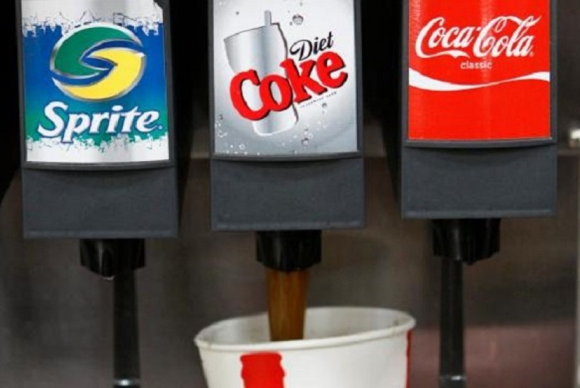 cola, salah satu minuman dengan kadar gula terbanyak dibandingkan dengan minuman lain