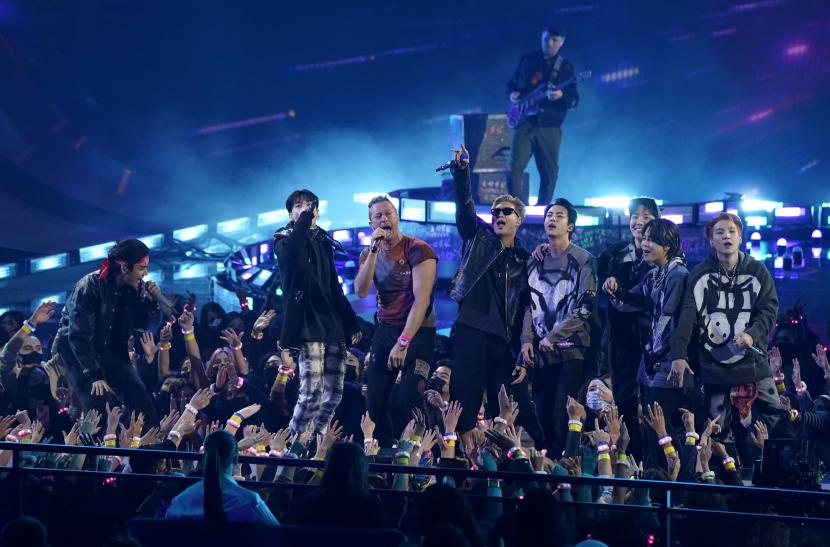 Coldplay membawakan My Universe bersama BTS untuk pertama kalinya di panggung American Music Awards 2021. 