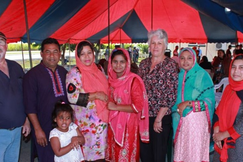 Colin Hofmeier dan Mizanur Khandar dan keluarganya dalam kegiatan Open Day di Masjid Mackay, Queensland Utara.