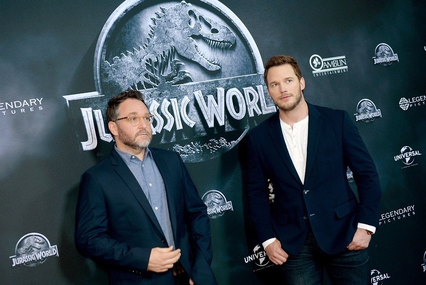 Colin Trevorrow (kiri) bersama aktor Chris Patt berpose dalam lanching film 'Jurassic World' di Berlin, Jerman, (1/6).