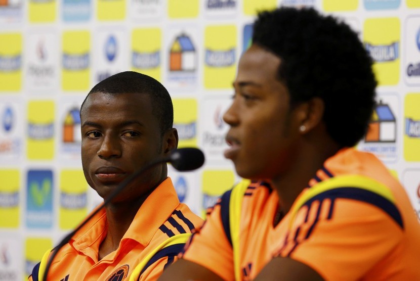 Colombia's national soccer team players Adrian Ramos (L) and Carlos Sanchez speak at a news conference before a practice session at the team's training center in Cotia, June 30, 2014