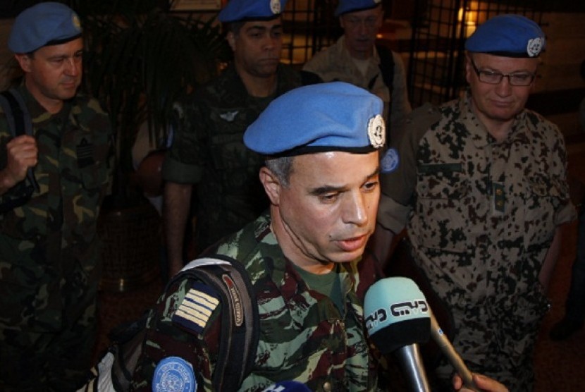 Colonel Ahmed Hommich (C), a member of a U.N. monitors team, speaks to the media at a hotel in Damascus April 16,2012. A United Nations advance observers' team arrived in the Syrian capital Damascus late Sunday to monitor the fragile cease-fire brokered by