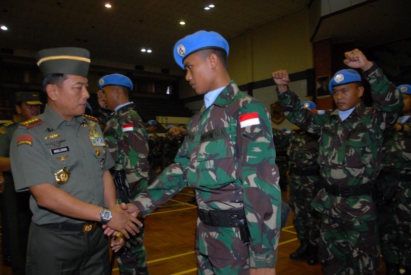 Commander of the Indonesian Defense Forces (TNI) Moeldoko (left)